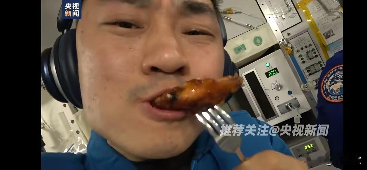 这下彻底火出圈！
不仅我囯，连全世界都知道了，
宇航员们不仅太空会晤，还集组织一