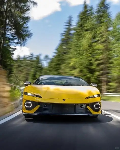 兰博基尼Temerario，快到模糊车东车西 ​​​