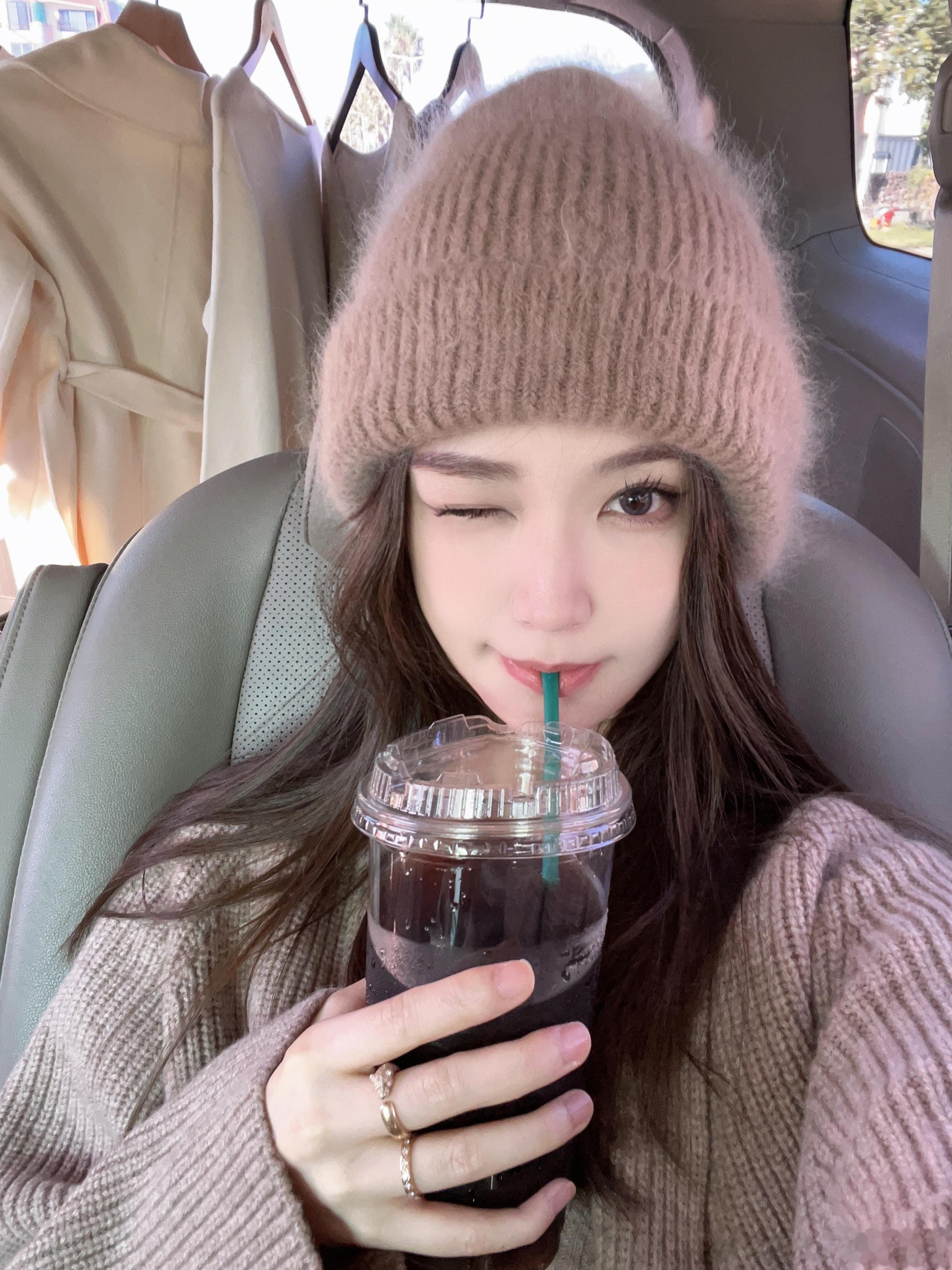 干活啦！今天拍这套羊毛大开衫两件套主推 三个色现在海边咖啡馆路上 要一个小时[苦