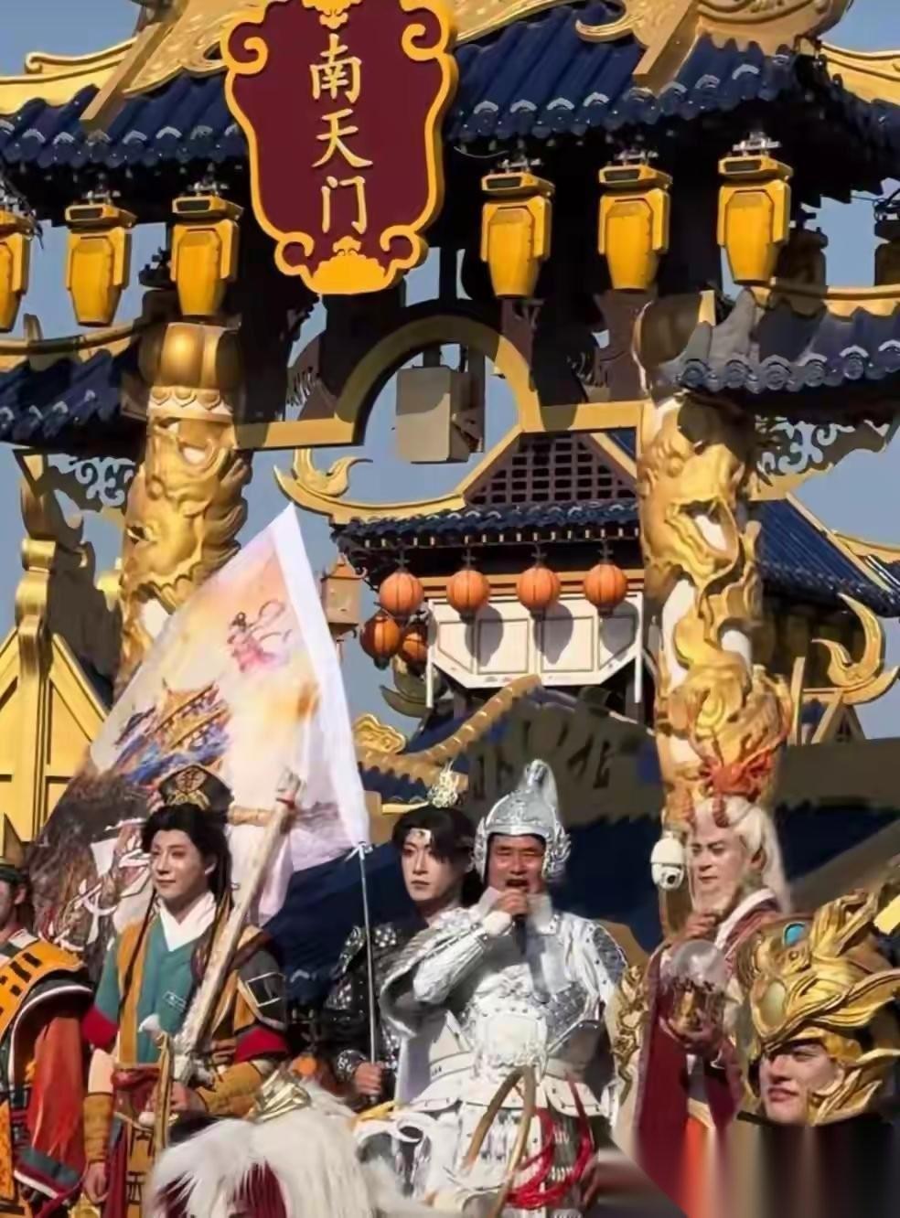 朱之文之所以愿意在万岁山景区扮相南天门大将军，其实是有原因的。这事儿得从多年前的
