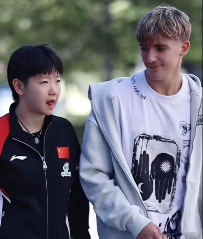 哈哈哈，可爱小莎。手里还拿着🍎呢[奶牛猫]孙颖莎 ​​​