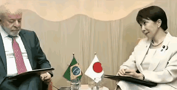 G7峰会上，有个画面让全网炸了锅。

巴西总统卢拉，坐在那里，全程不正眼瞧一下旁