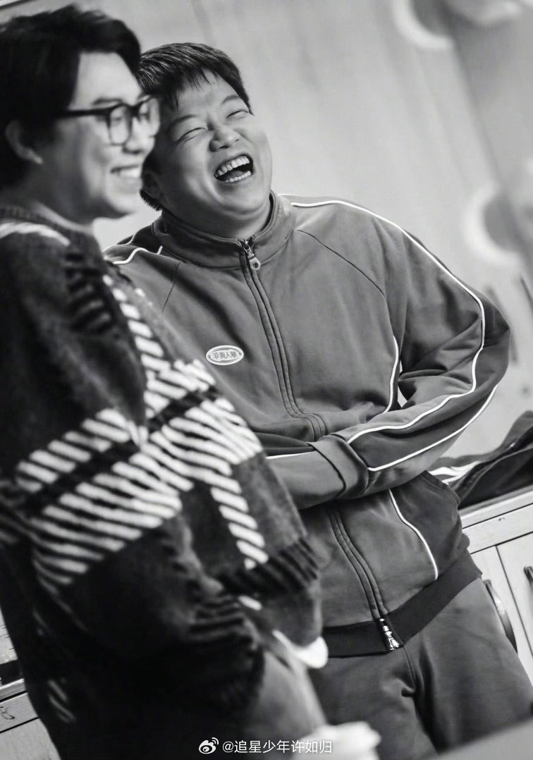 哈哈曹唱歌比脱口秀好笑魔力歌先生 他一张嘴，全场就崩了。《等待》被他唱成喜剧，原