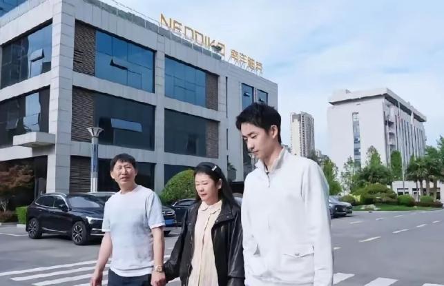 斯诺克冠军吴宜泽：拒商业邀约，先赴西安谢恩人。

5 月上旬，新科斯诺克世锦赛冠