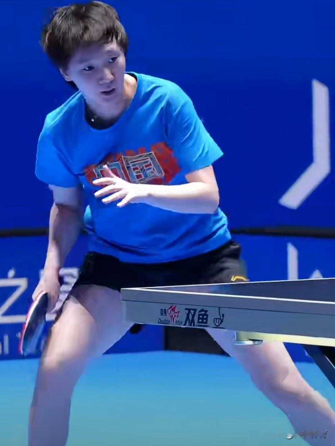 2026乒乓球海口亚洲杯赛前适应场地训练，王楚钦头戴发圈拼尽全力，孙颖莎状态超好