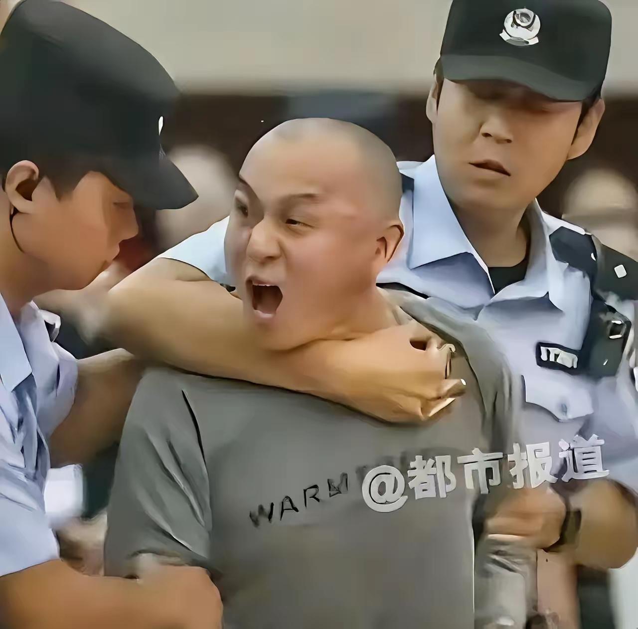 山东主犯曾小孩，看看猖狂无知到啥程度了！在法庭上，两位法警都摁不住！眼神凶神恶煞