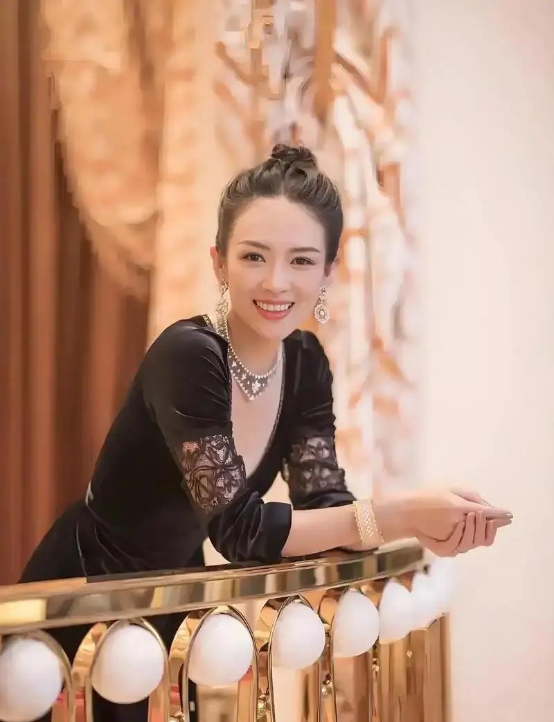 女儿喊她回家那一刻，她转身把戛纳红毯让给了别人
 
章子怡把2024最后一天留给