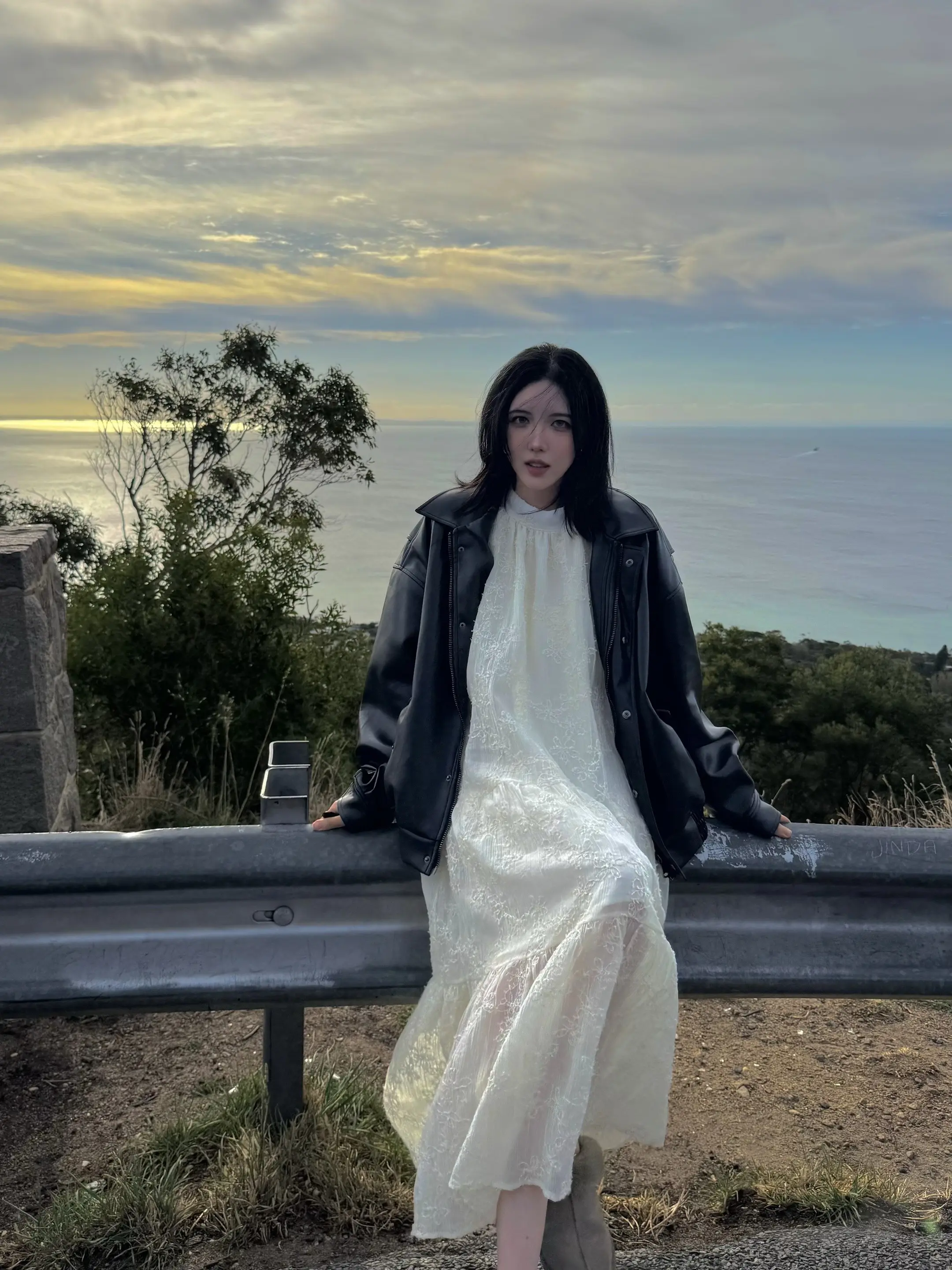 我不再将这个世界与我所期待的，塑造的圆满世界比照，而是接受这个世界，爱...