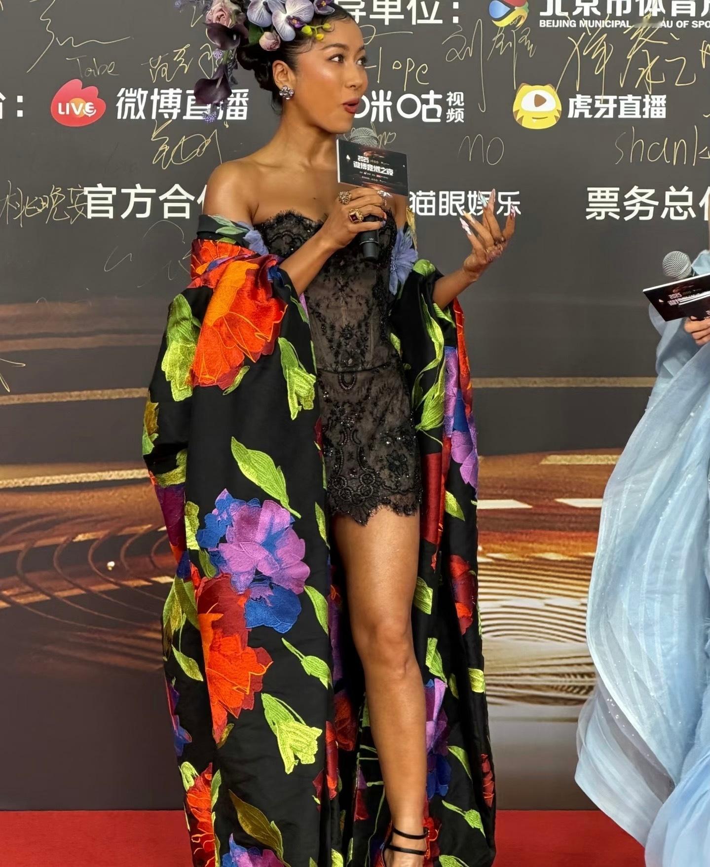 吉克隽逸真的好像一只未开屏的孔雀，好漂亮的衣服 