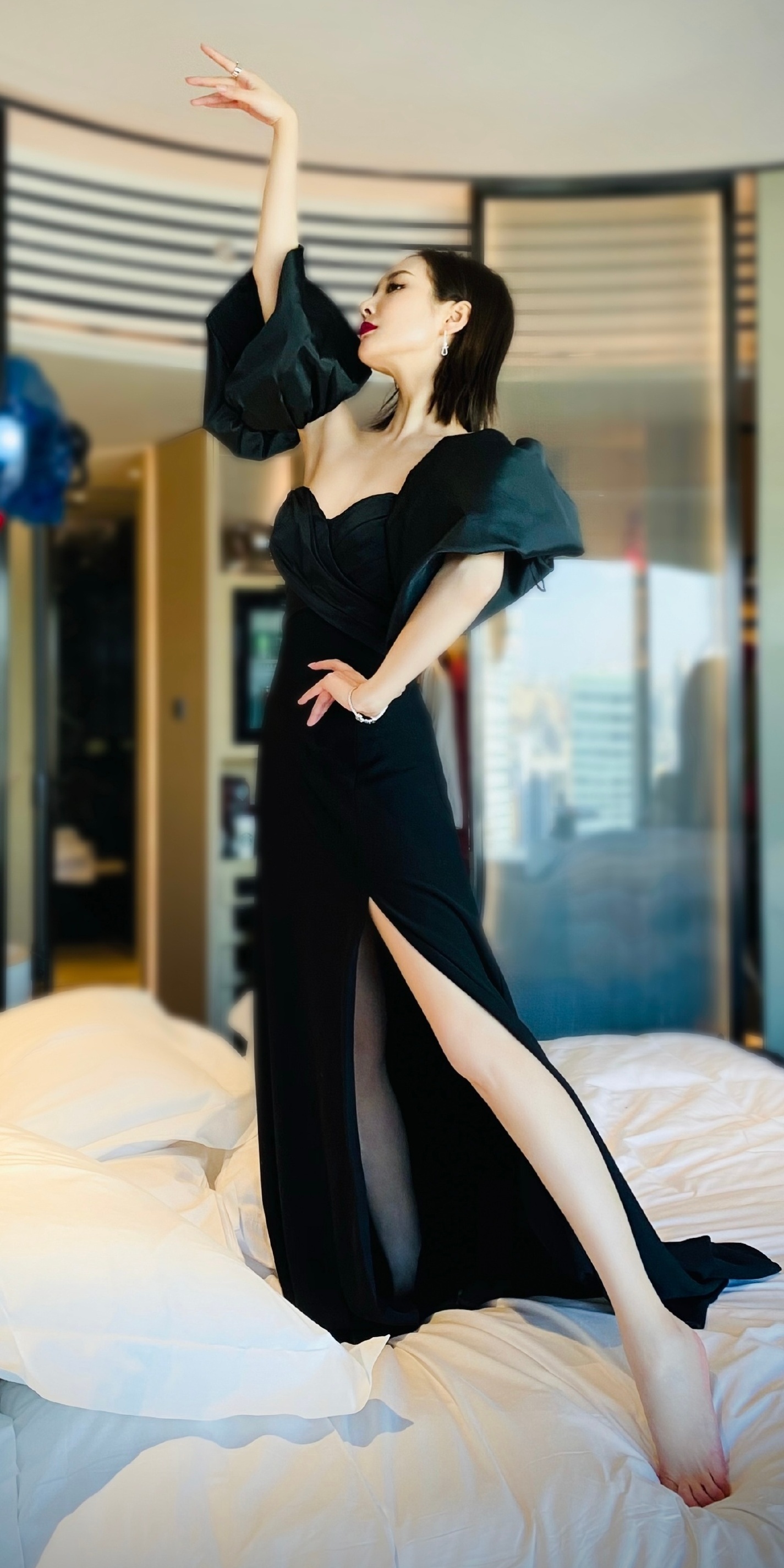 李纯光脚丫，好美的脸，好瘦的腿。李纯