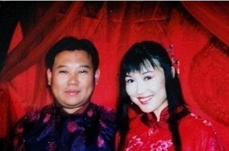 当年小黑胖子也是帅哥一枚，因为穷他的前妻胡中惠离开了他。把四岁的郭麒麟扔给郭，那