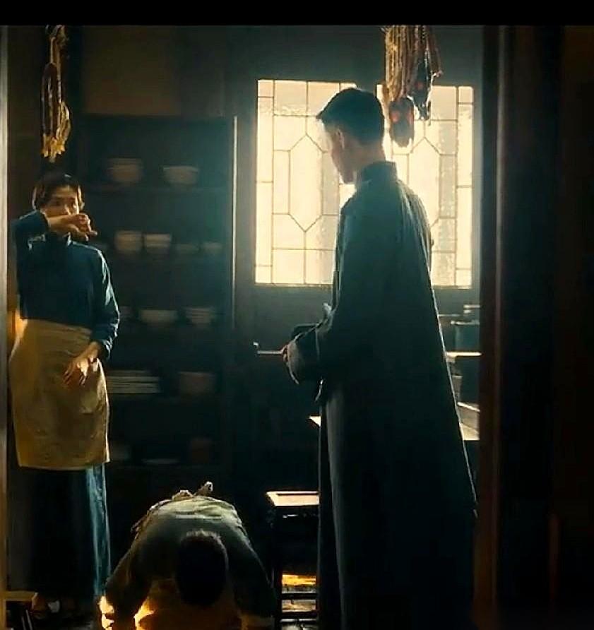 《八千里路云和月》里，最戳我心窝子的一幕，不是战场，而是牢房里一句轻飘飘的问话。