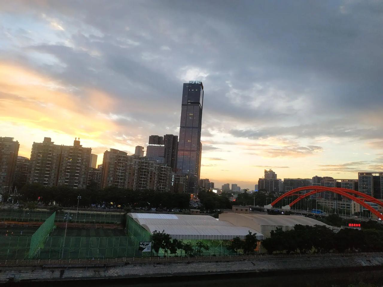 功夫女足很火爆。城市的天际线 城市天际线朝霞 城市日暮 黄昏时分的城市天际线