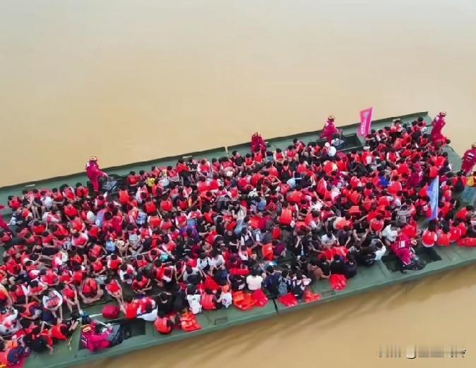 中国安能使用舟船被困学生，一次可以转移500人，这个可以，吃水浅，载重大，运输方