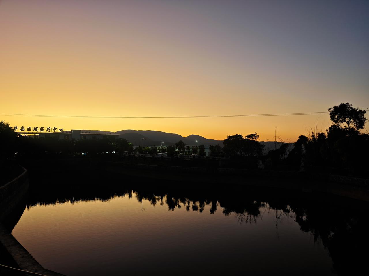 分享一张很喜欢的照片，是在傍晚的时候照的，就在门口的池塘，倒影出了晚霞，希望一切