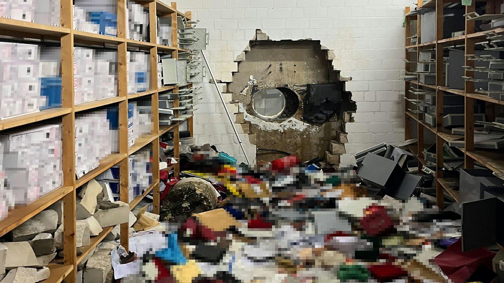 德国西部盖尔森基兴市一家银行发生严重盗窃案，金库内约3200个保险箱被撬开，涉案