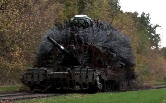 俄乌战场又出现离谱操作，俄军坦克像是玩起了“野路子改装”，原本光溜溜的铁家伙现在