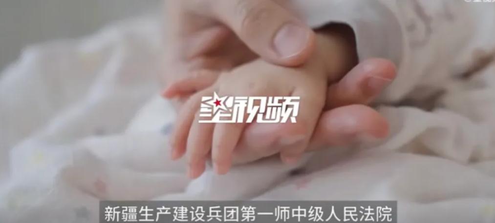 2024年11月，新疆，醉酒男子因女儿哭闹，将其抱到客厅侧窗扇旁边，一边摇晃女儿