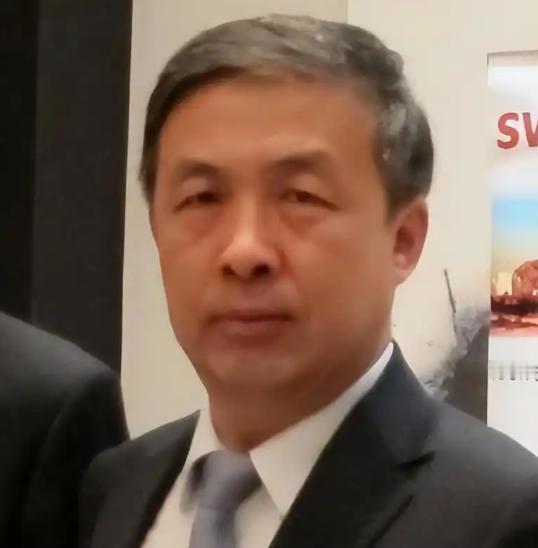 “晚一秒就万劫不复！中国必须立刻向美国磕头，交出发展权才能换条活路！”这话出自2