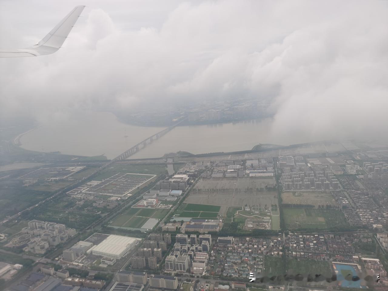 杭州第二机场若建在湖州是否可行又来到了天府之国的天府机场，看到杭州的钱江大桥，又
