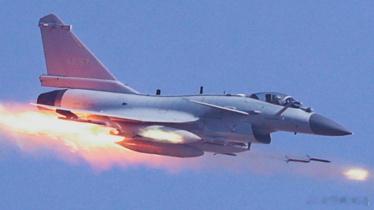 北空某部J-10C、进气道俩挂点航弹等。图源央广军事等。 ​​​