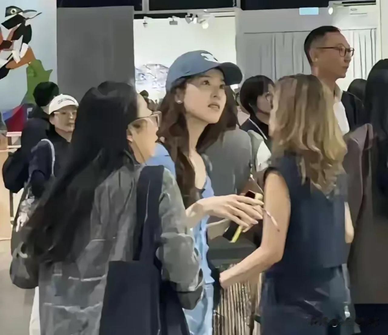 刘强东家境清寒，老婆看起来是吃了上顿没下顿，而且顿顿吃不饱的样子。东哥审美就不是