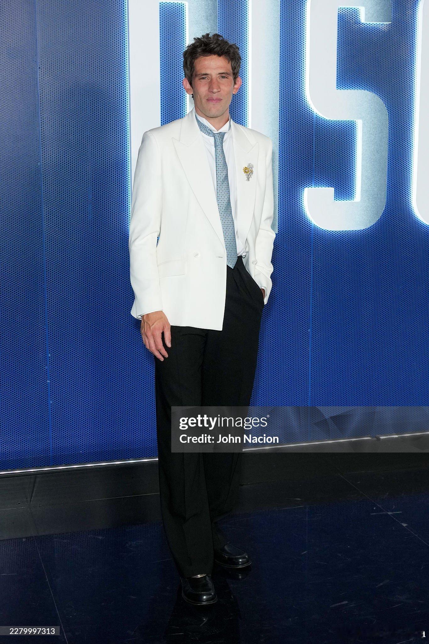 Josh O'Connor 宣传揭秘日上身的三套Dior 特别定制，巴黎、伦敦、