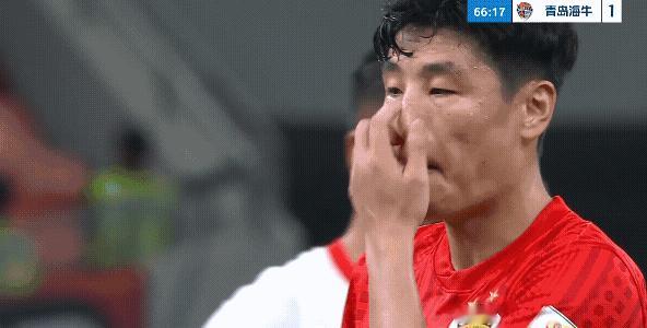 武磊点球打进，最终上海海港2：1逆转青岛海牛，取得比赛胜利，这个赛季青岛海牛保级