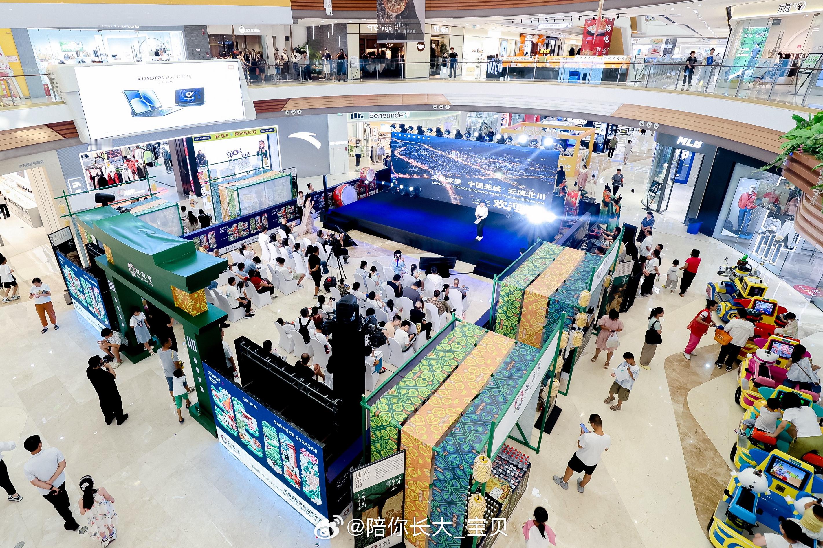 参加了“羌食荟”衢州专场推介会，不禁感叹这远不止一场美食展！会场入口处的图腾门头