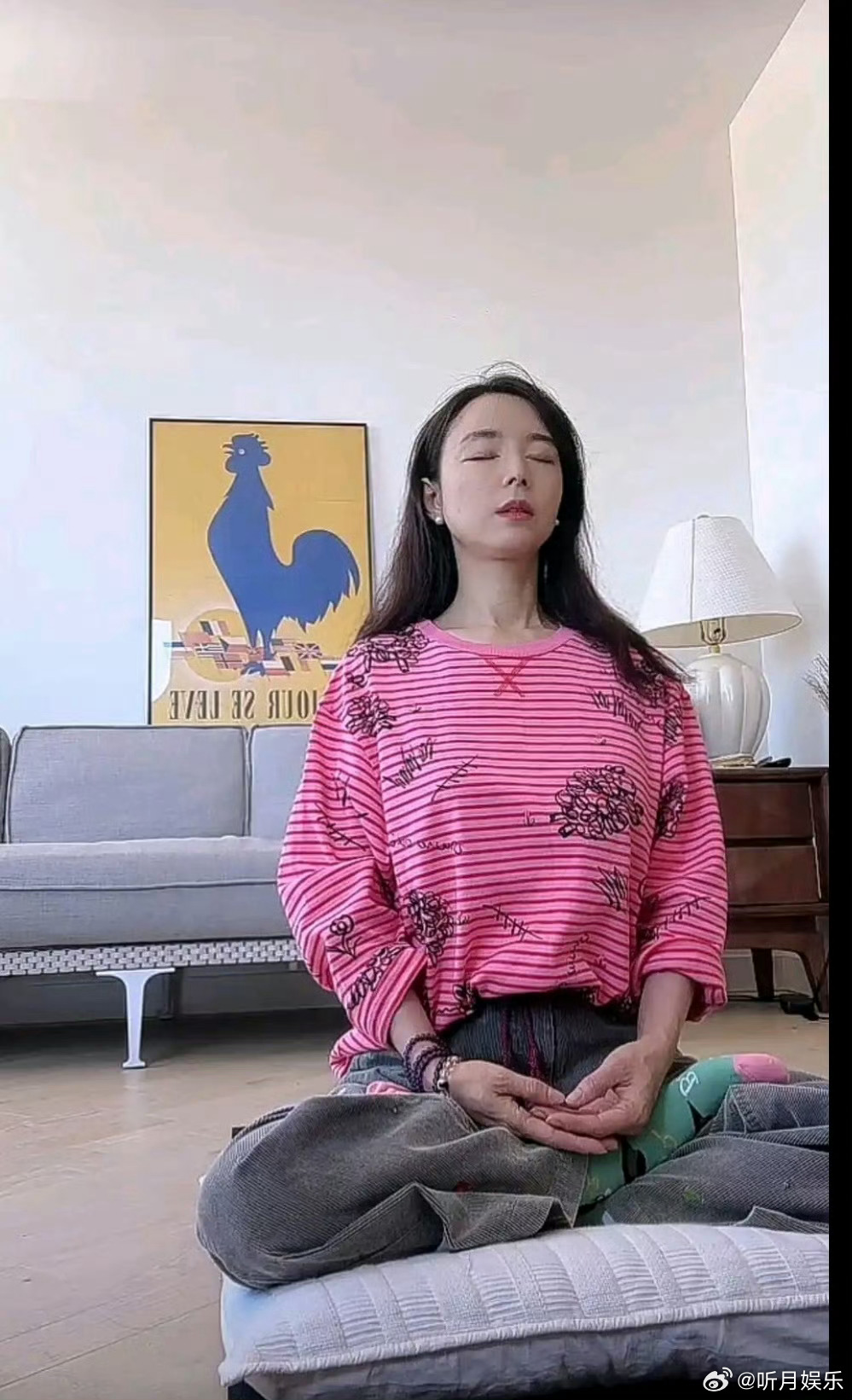 张静初直播打坐 刷到张静初直播打坐🧘张静初的手好粗糙，网友说是因为她长期吃素导