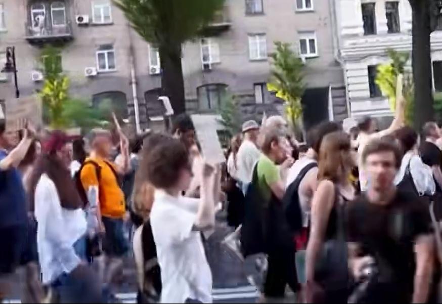 乌克兰民众示威游行只能说明部分民众觉醒了，但人数太少，人数可以再多点
