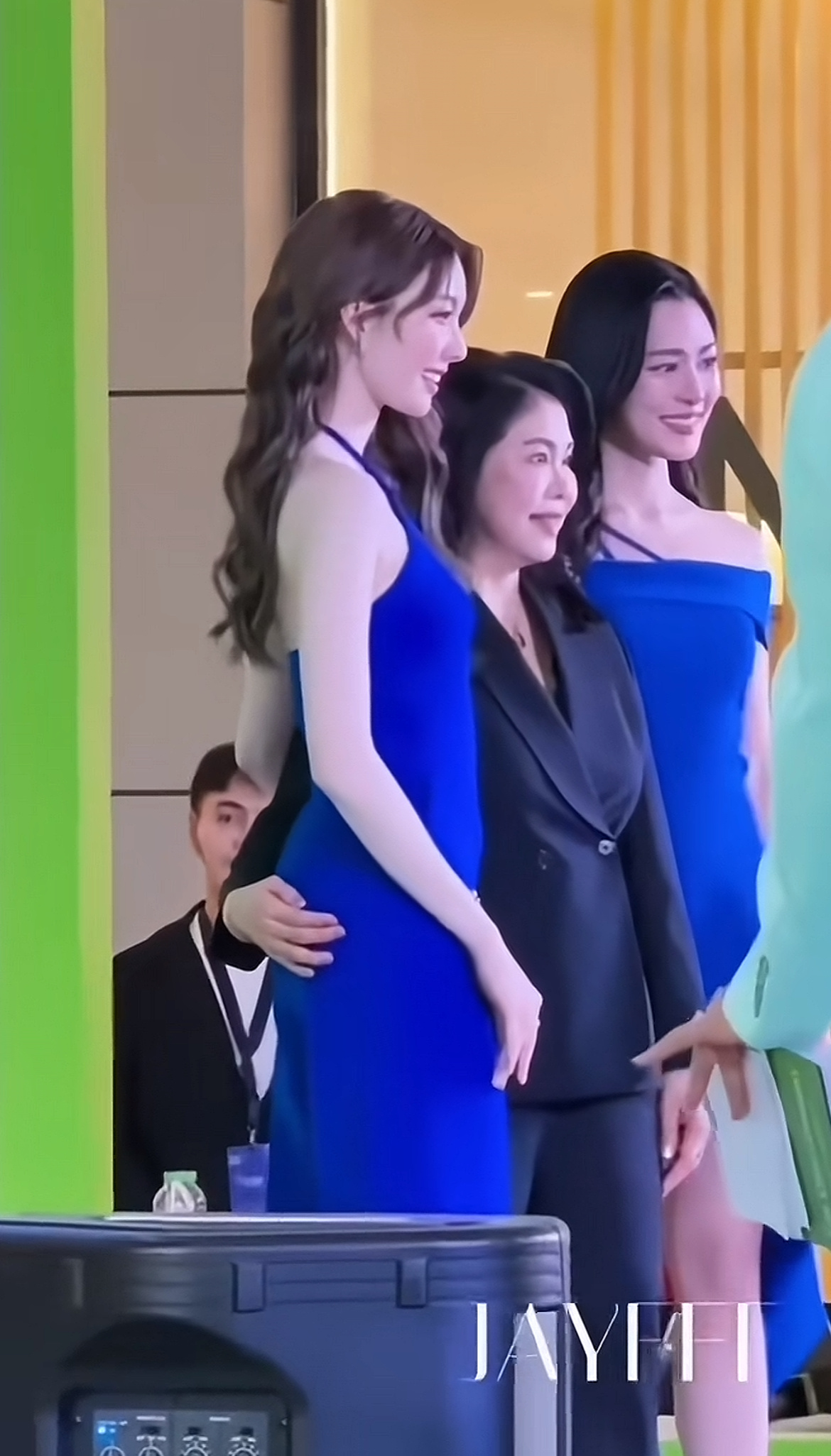 不要搂别人屁股谢谢 ​​​