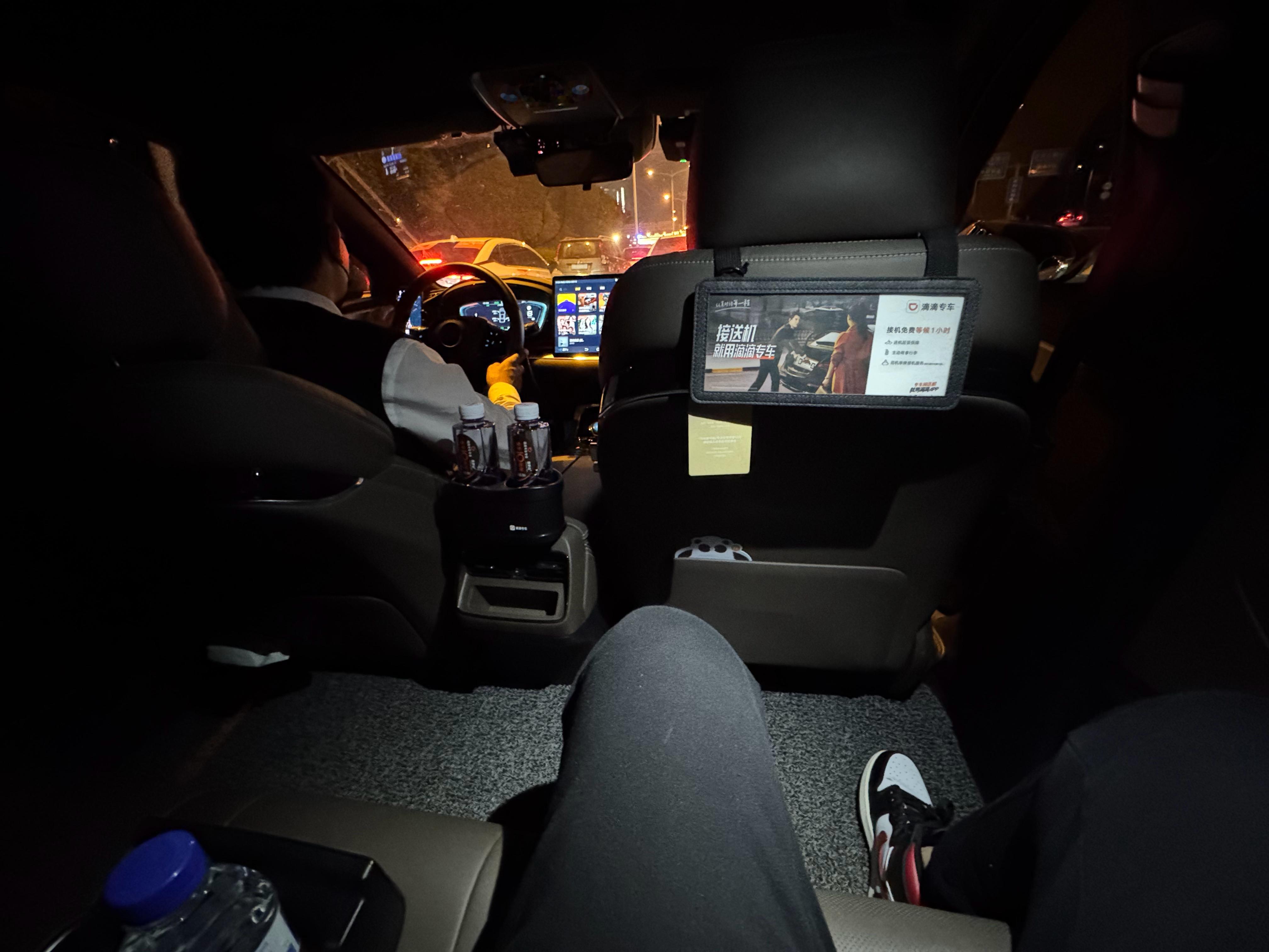 师傅的这款是 2022 款汉 EV，白色，中配。说也关汉 L，毕竟这车他自己也喜