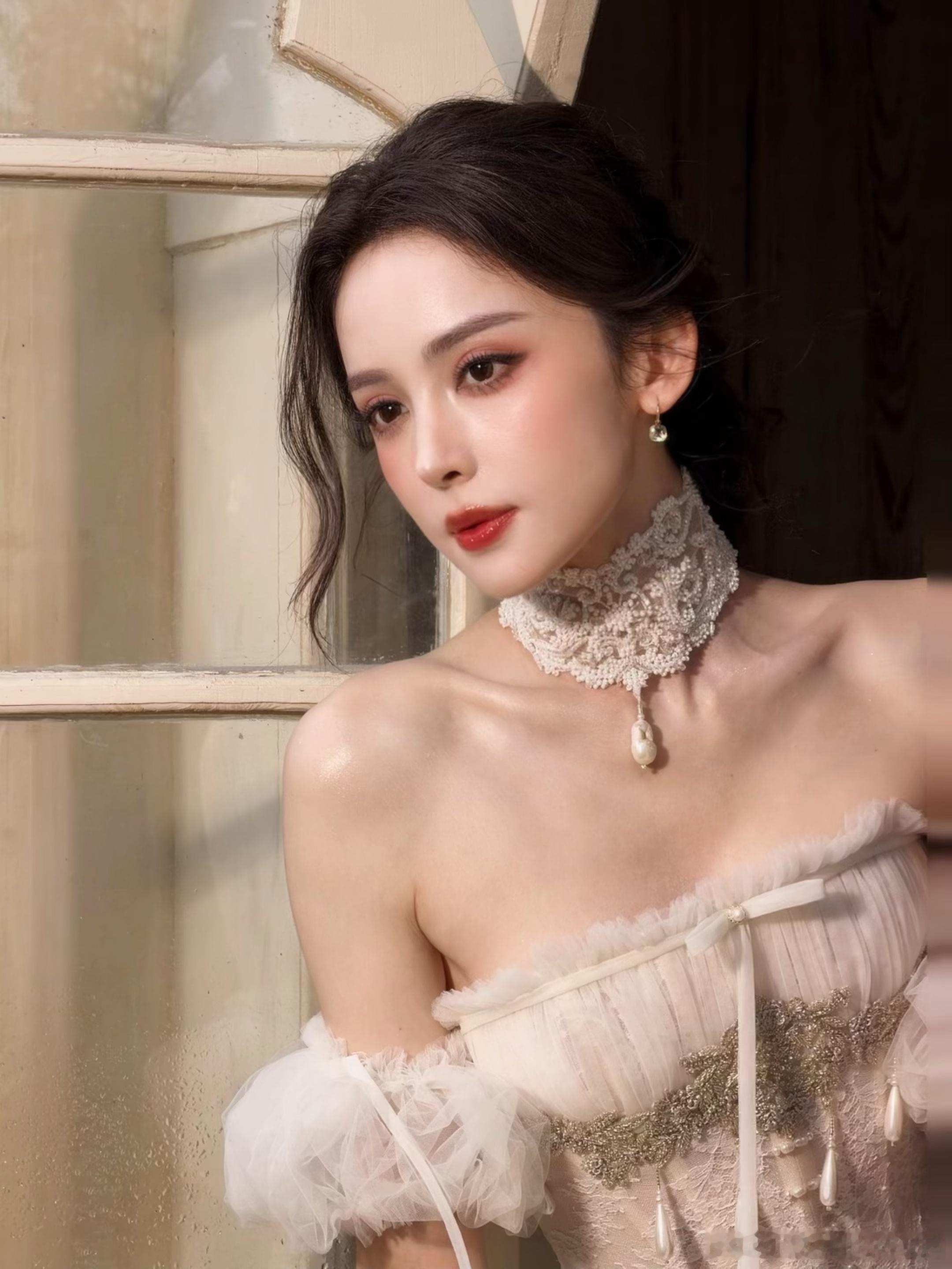 娜扎白月光礼服娜扎真的是非常天生丽质的，尤其是总是能把礼服穿出自己独特的气质，让