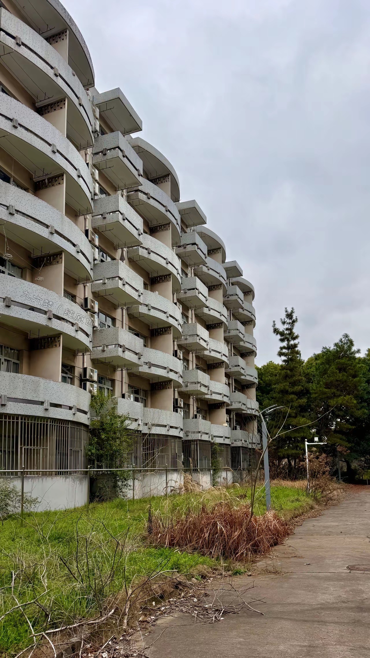 曾经熙熙攘攘的校园，如今早已人去楼空 这里不再会有新生来报道了 