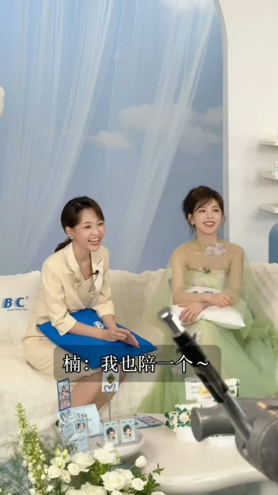 当章若楠发现主持人的裙子有点短2026年6月4日，章若楠在黛薇玛品牌直播活动中，