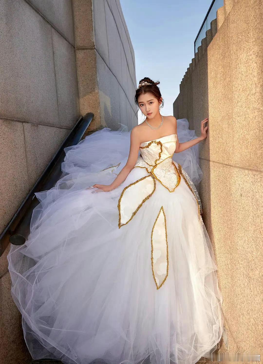鹿晗和关晓彤在秀恩爱，这晒的好像结婚照、婚纱大片[送花花][爱慕] ​​​