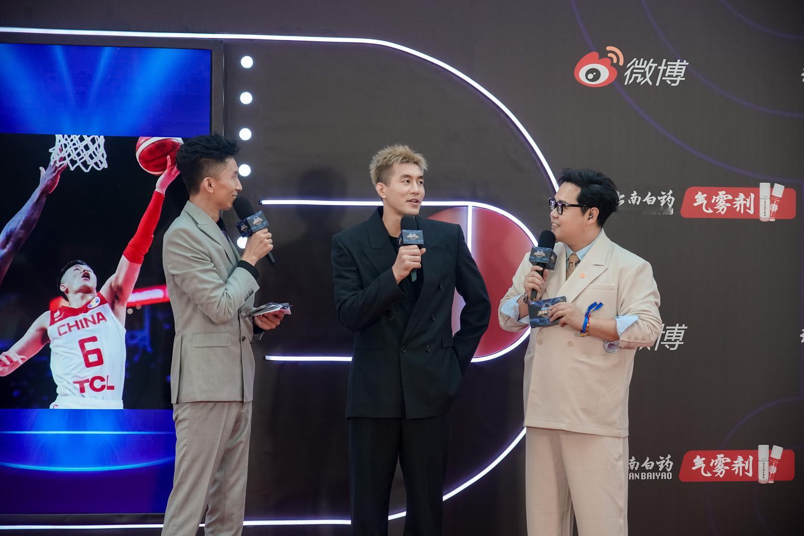 昨天人家都是西装革履，帅得没边儿了。见面的时候子星说让我也穿正式点儿我说球衣就是