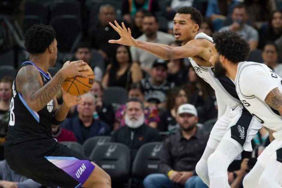 文班回归首发，马刺负爵士，八连胜被终结

大家肯定也是和我一样的疑惑

赢联盟第