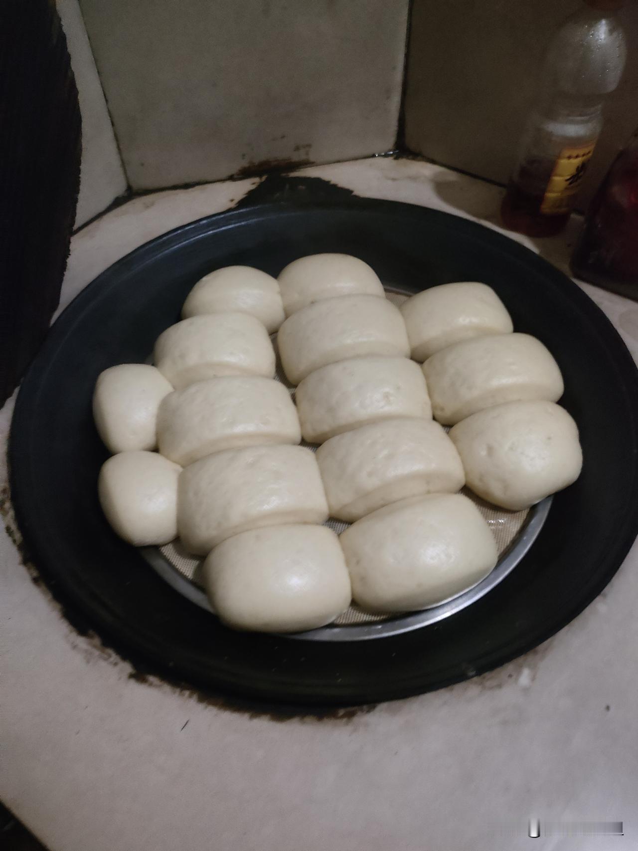蒸馒头也是技术活
下雨天没事在家蒸馒头，烧地锅蒸的好吃，马上要农忙秋收了，蒸一点