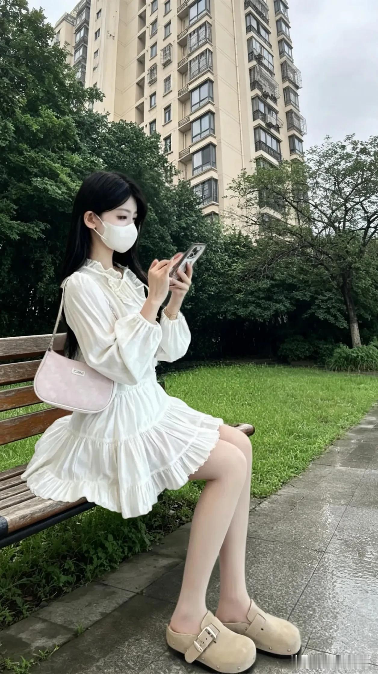 雨后晨间：偷五分钟，看一朵睡莲🌿

早晨上班
雨后的空气带着一丝丝凉意
薄薄的