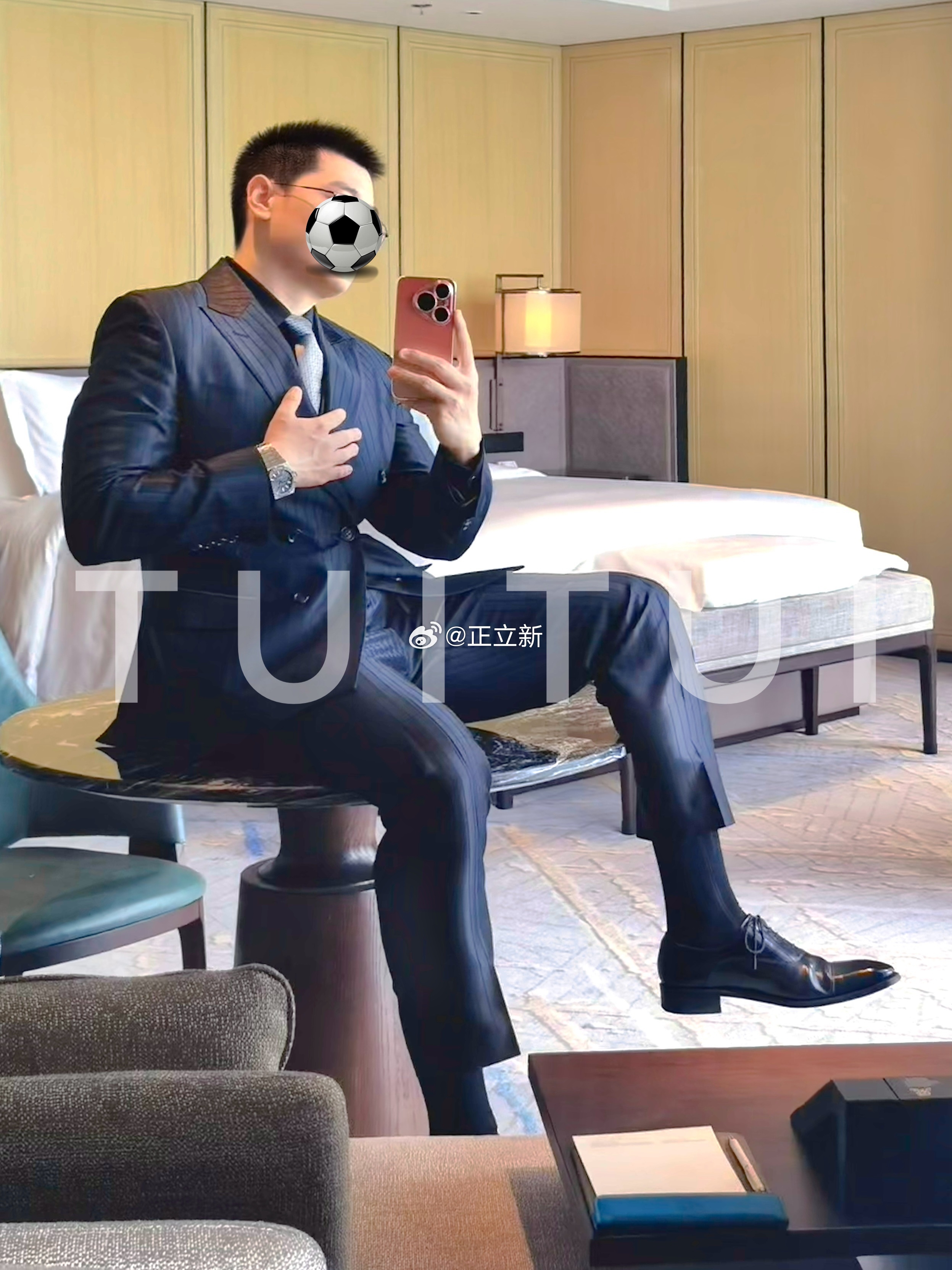 又到了人生的选择，一份前途更好但是会很累很忙和一份环境轻松但发展受限的工作，你会