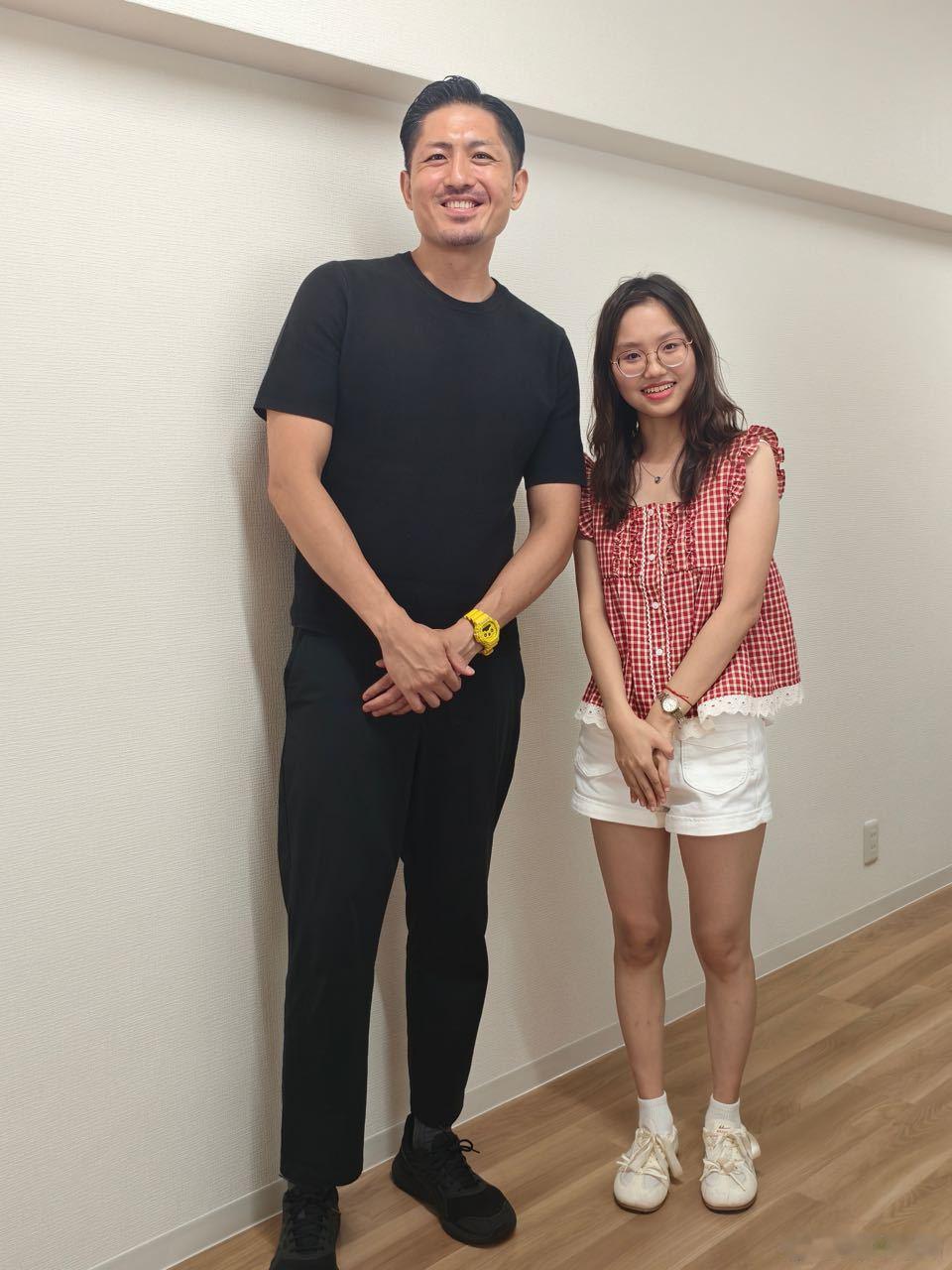 粉丝来了我们办公室这次来了我母亲的家乡来自扬州的粉丝，半个同乡嘛很有亲切感，她在