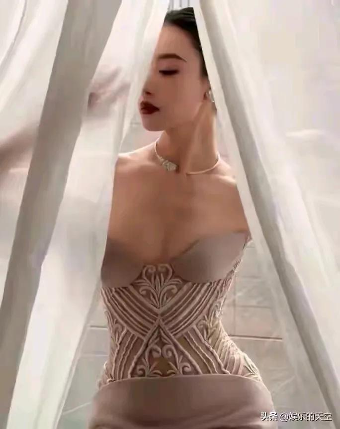 挺漂亮的一个女的，怎么穿成这样[捂脸]