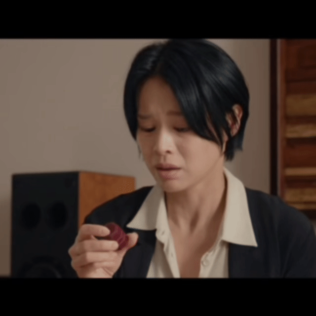 胡杏儿哭戏胡杏儿不愧是实力派演员，看着两人甜蜜的合照，断掉的琴弦，不禁陷入曾经的