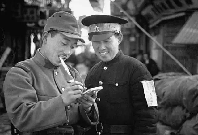 1942年，凌少农向日本人购买布料，对方看他像军人，便提出了疑惑，凌少农一愣，随