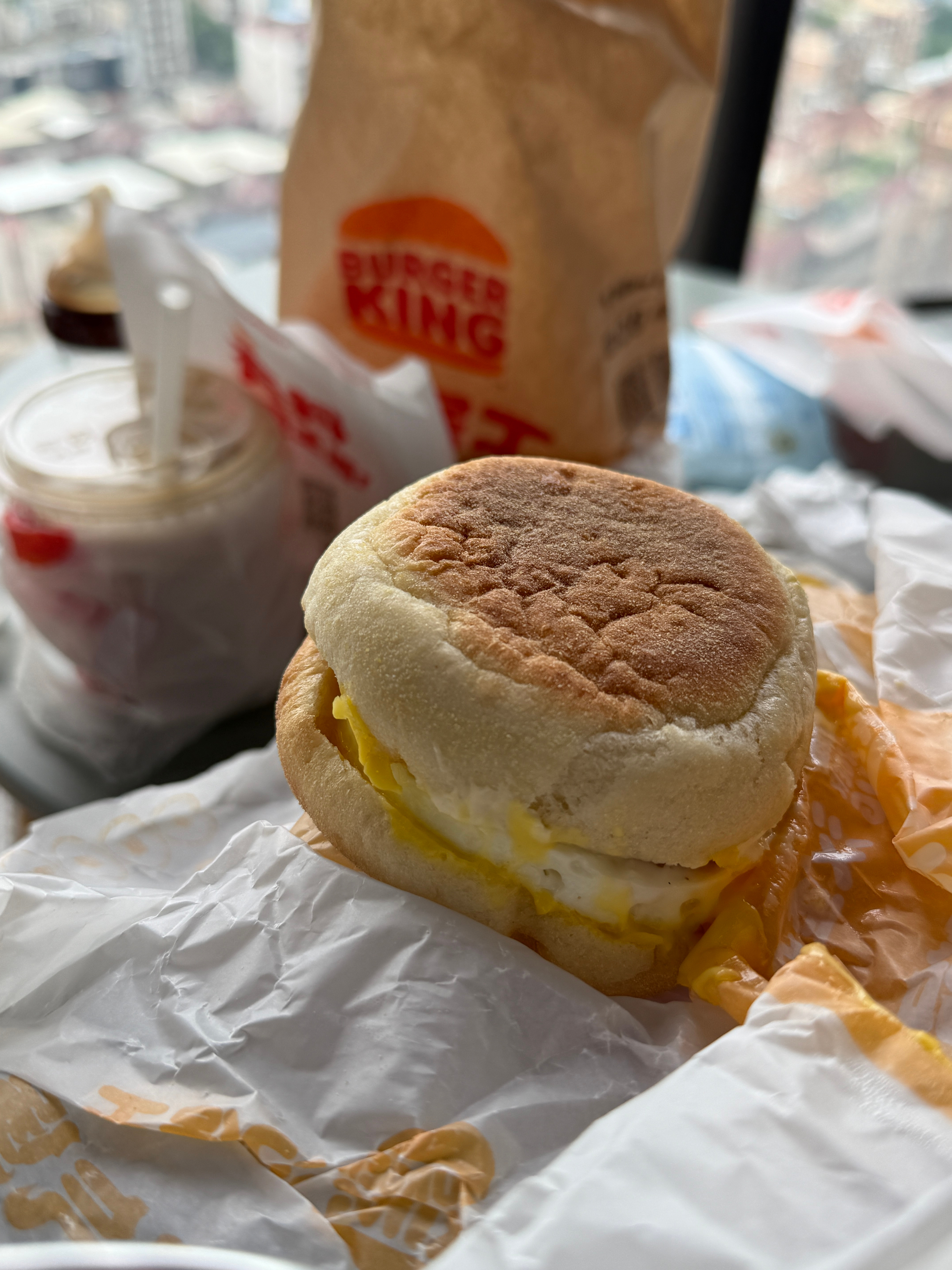 汉堡王的早餐汉堡目测是肯德基和麦当劳早餐堡的1.5-1.8倍大，不知道有没有人称