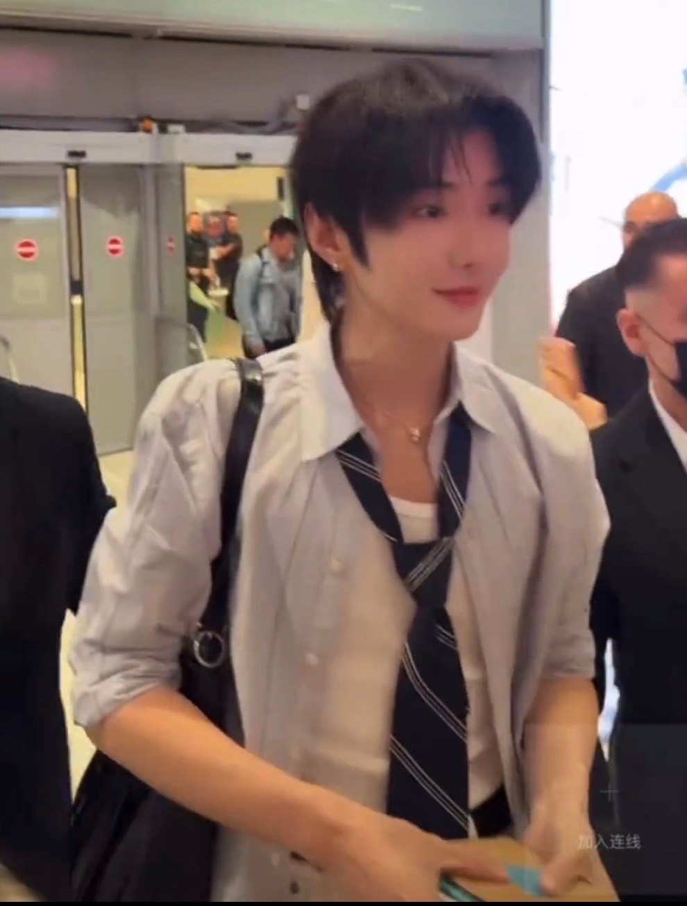 然然绝世容光，不知世上有谁可堪相比 