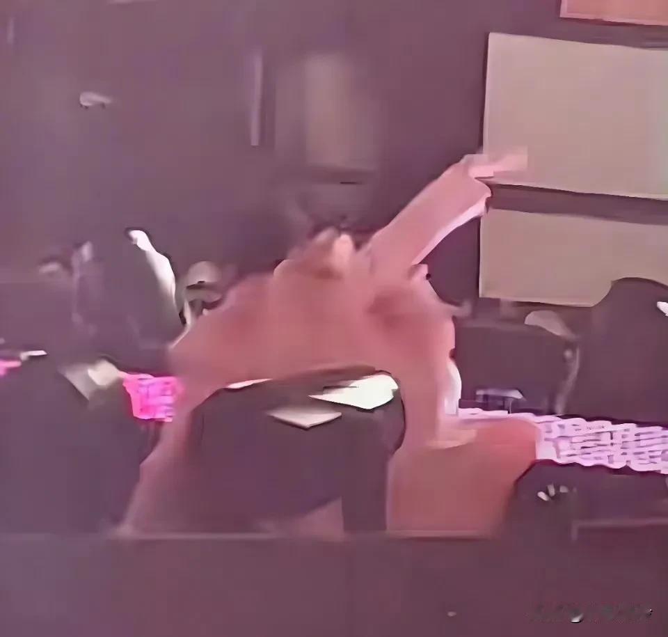 阿信尴尬了，F3演唱会上摔下舞台了，看视频这摔一下还挺吓人的。客观的说，朱孝天的