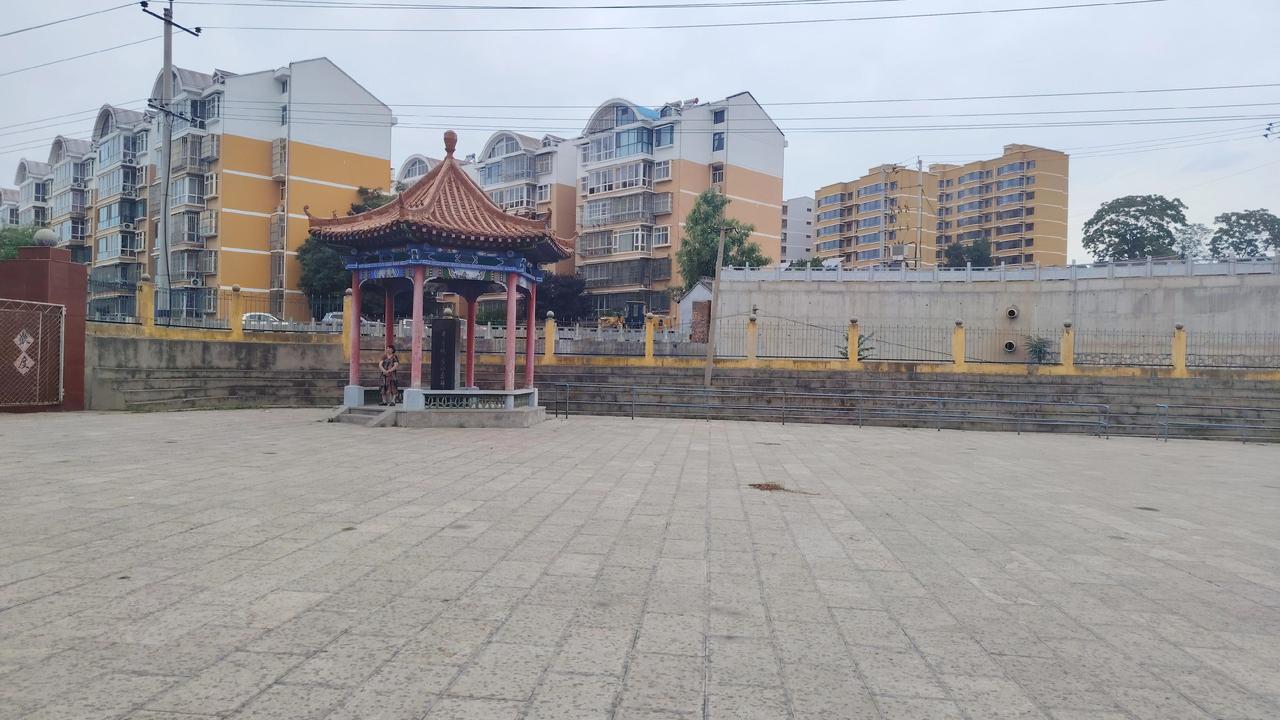 时至抗战胜利纪念日将近，伫立井店惨案碑前。铭记往日灾祸，感恩先辈抗争，好好珍惜眼